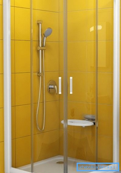 Esquina de ducha 100x100 cm equipada con un asiento. Esquina de ducha 100x100 cm equipada con un asiento.