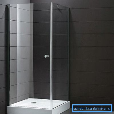 Una esquina de ducha de 80 x 90 cm le permitirá ganar algo más de espacio libre. Una esquina de ducha de 80 x 90 cm le permitirá ganar algo más de espacio libre.