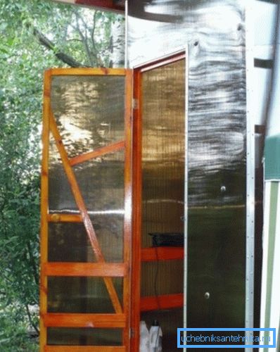 La puerta debe ser lo suficientemente rígida y ajustarse exactamente al tamaño de la abertura. La puerta debe ser lo suficientemente rígida y ajustarse exactamente al tamaño de la abertura.