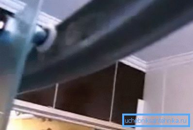 Las puertas se mueven sobre ruedas. Las puertas se mueven sobre ruedas.