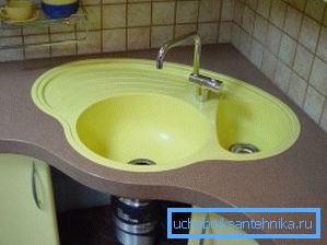 477 Fregaderos dobles para cocina de piedra artificial con cuencos de diferente volumen.