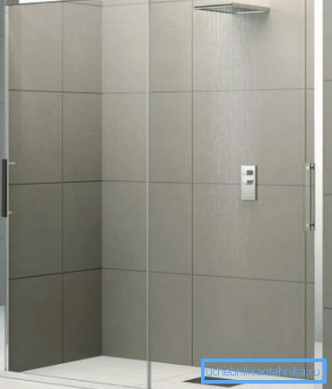 Puertas correderas de dos secciones para el nicho de la ducha. Puertas correderas de dos secciones para el nicho de la ducha.