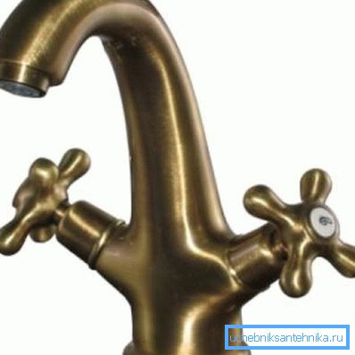 Grifo de dos válvulas en el fregadero. Grifo de dos válvulas en el fregadero.