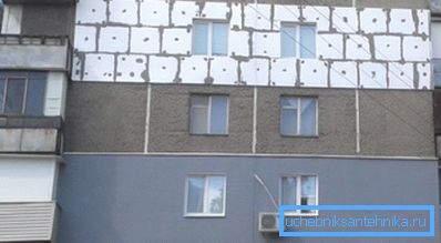 Una forma efectiva de ahorrar energía es aislar las paredes exteriores de un edificio con paneles de espuma. Una forma efectiva de ahorrar energía es aislar las paredes exteriores de un edificio con paneles de espuma.