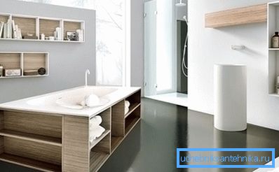 Mampara con estanterías de madera debajo del baño. Mampara con estanterías de madera debajo del baño.