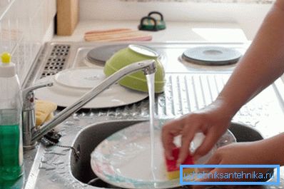 Operación faucet en la cocina. Operación faucet en la cocina.