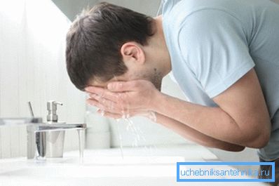 Operación de grifo en el baño. Operación de grifo en el baño.