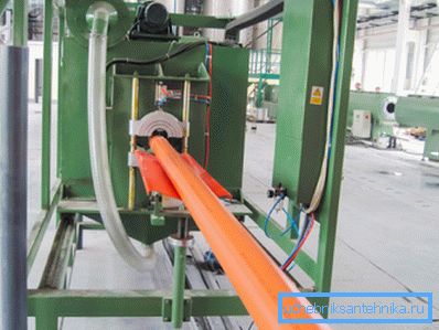 Línea de extrusión en el proceso de producción. Línea de extrusión en el proceso de producción.