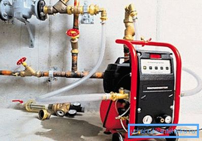 La bomba eléctrica puede bombear una larga cadena de tuberías sobre un objeto grande. La bomba eléctrica puede bombear una larga cadena de tuberías sobre un objeto grande.