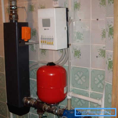 Las calderas eléctricas son casi siempre equipos montados en la pared y al mismo tiempo tienen las dimensiones más pequeñas. Las calderas eléctricas son casi siempre equipos montados en la pared y al mismo tiempo tienen las dimensiones más pequeñas.