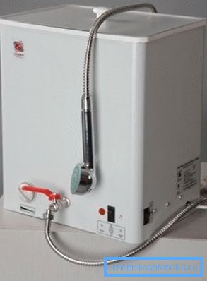 El calentador de agua eléctrico para ducha EVBO-20/1, 25-1 puede funcionar tanto desde la red como desde la batería incorporada El calentador de agua eléctrico para ducha EVBO-20/1, 25-1 puede funcionar tanto desde la red como desde la batería incorporada