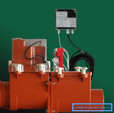 El dispositivo eléctrico automatizado en un obstáculo de penetración de aguas residuales desde el alcantarillado a las instalaciones. El dispositivo eléctrico automatizado en un obstáculo de penetración de aguas residuales desde el alcantarillado a las instalaciones.