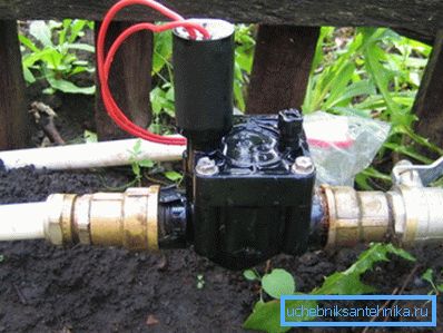 Grúa eléctrica en la calle del país para automatizar el riego del jardín. Grúa eléctrica en la calle del país para automatizar el riego del jardín.