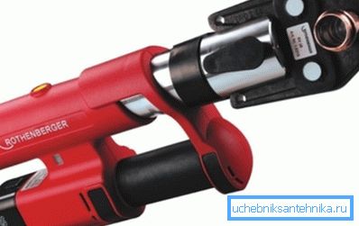 Aparato electrohidráulico con manguito de sujeción.