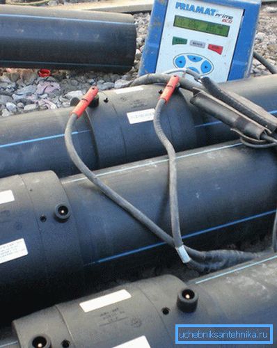 Soldadura por electrofusión de tubos de polietileno mediante la conexión del soldador Soldadura por electrofusión de tubos de polietileno mediante la conexión del soldador