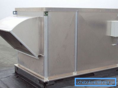 Elementos de ventilación contra incendios en el techo del edificio administrativo. Elementos de ventilación contra incendios en el techo del edificio administrativo.