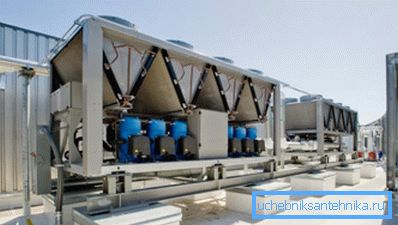 Los elementos del sistema HVAC se colocan en el techo del edificio. Los elementos del sistema HVAC se colocan en el techo del edificio.