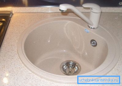 El fregadero blanco esmaltado para la cocina encajará perfectamente en cualquier diseño. El fregadero blanco esmaltado para la cocina encajará perfectamente en cualquier diseño.