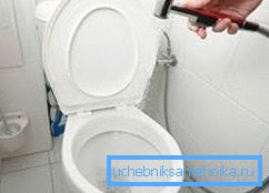 Otra solución interesante es la instalación de una mini ducha como bidé, se puede conectar al mezclador del lavabo y no se requerirán comunicaciones adicionales del delineador. Otra solución interesante es la instalación de una mini ducha como bidé, se puede conectar al mezclador del lavabo y no se requerirán comunicaciones adicionales del delineador.