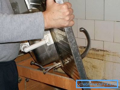 Si es posible, antes de cambiar el grifo en la cocina, es mejor quitar el fregadero. Si es posible, antes de cambiar el grifo en la cocina, es mejor quitar el fregadero.