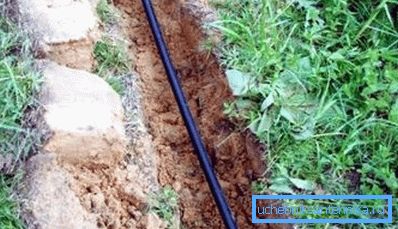 Si la profundidad de la zanja debajo de la tubería es pequeña, entonces es improbable que la utilice en el invierno sin un equipo de calefacción especial Si la profundidad de la zanja debajo de la tubería es pequeña, entonces es improbable que la utilice en el invierno sin un equipo de calefacción especial
