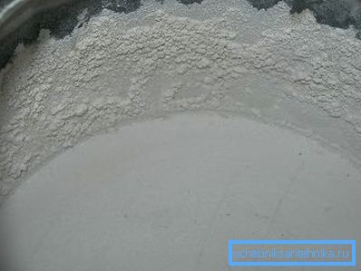 Si evaporas el agua hirviéndola en una cacerola, puedes ver por ti mismo la presencia de sales en su composición. Si evaporas el agua hirviéndola en una cacerola, puedes ver por ti mismo la presencia de sales en su composición.