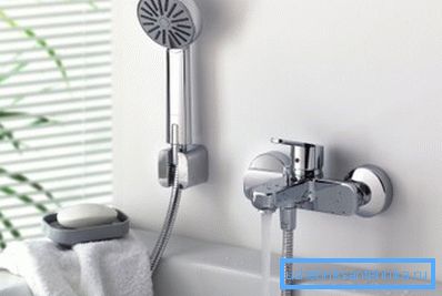 Si el soporte de la ducha está separado, entonces se instala un soporte especial para bloques en la pared. Si el soporte de la ducha está separado, entonces se instala un soporte especial para bloques en la pared.