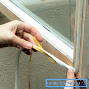 Si no es posible reemplazar las ventanas viejas, entonces es necesario producir aislamiento y sellado adicionales Si no es posible reemplazar las ventanas viejas, entonces es necesario producir aislamiento y sellado adicionales