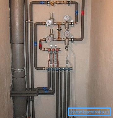 Si los consumidores de agua están ubicados a ambos lados de la tubería vertical, el colector está justificado. Si los consumidores de agua están ubicados a ambos lados de la tubería vertical, el colector está justificado.