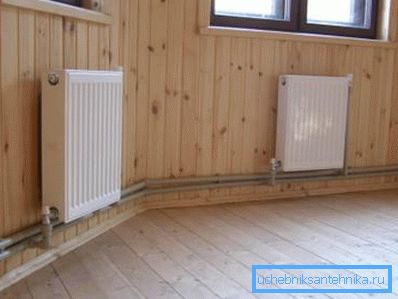 Si decide agregar radiadores, colóquelos necesariamente debajo de las ventanas o cerca de la puerta de entrada (como en la foto) Si decide agregar radiadores, colóquelos necesariamente debajo de las ventanas o cerca de la puerta de entrada (como en la foto)