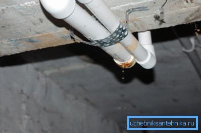 Si las tuberías fluyen fuera del apartamento, deben ser reparadas por los servicios públicos, sin cargos adicionales. Si las tuberías fluyen fuera del apartamento, deben ser reparadas por los servicios públicos, sin cargos adicionales.