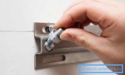 Si tiene un soporte en forma de placa, no olvide colocarlo en un nivel en el plano horizontal. Si tiene un soporte en forma de placa, no olvide colocarlo en un nivel en el plano horizontal.