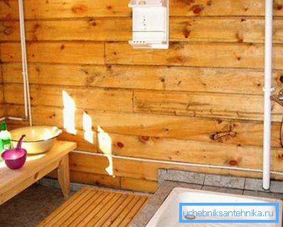 Si no está satisfecho con el baño en el jardín, puede colocarlo dentro de la casa. Si no está satisfecho con el baño en el jardín, puede colocarlo dentro de la casa.
