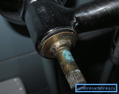 Si ha intentado todos los métodos, pero aún así, el grifo de la caja del eje no se desenrosca, solo queda perforarlo con cuidado en el extremo y romper las piezas del mezclador. Si ha intentado todos los métodos, pero aún así, la llave de la caja del eje no se desenrosca, solo queda perforarla con cuidado en el extremo y romper las piezas de la mezcladora.