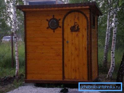 Si no sabe cómo elegir una ducha, la mejor solución es una ducha de verano con un vestidor de madera con elementos tallados. Si no sabe cómo elegir una ducha, la mejor solución es una ducha de verano con un vestidor de madera con elementos tallados.