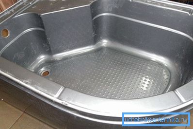 También hay productos metálicos recubiertos con agentes protectores que previenen los efectos nocivos del agua.