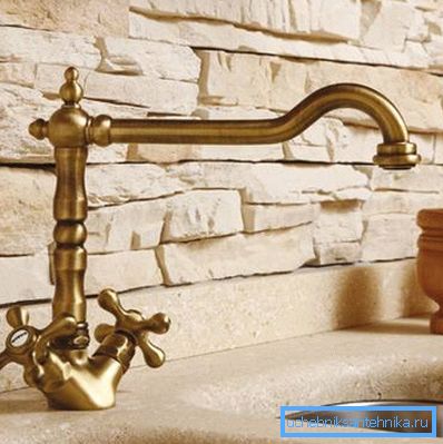 El grifo de bronce retro estético encaja perfectamente con un fregadero de piedra artificial. El grifo de bronce retro estético encaja perfectamente con un fregadero de piedra artificial.