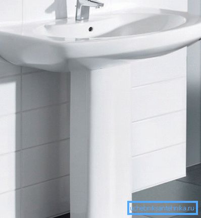 Lavabo de porcelana con pedestal.