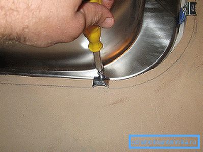 Arreglando el fondo del fregadero. Arreglando el fondo del fregadero.