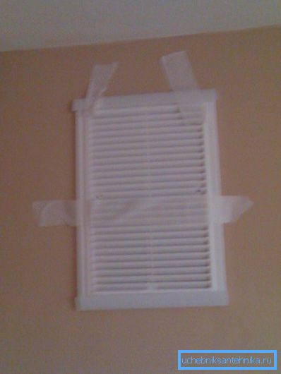 La fijación de la rejilla en la pared con cinta de enmascarar solo es adecuada para la fijación temporal, por ejemplo, para marcar orificios para taladrar La fijación de la rejilla en la pared con cinta de enmascarar solo es adecuada para la fijación temporal, por ejemplo, para marcar orificios para taladrar