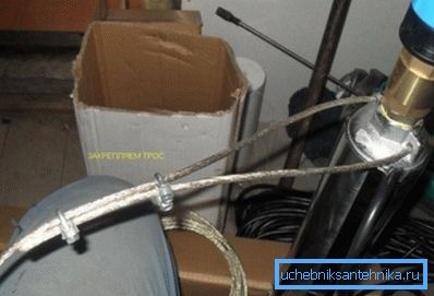 Fijar el cable de seguridad con 2 clips. Fijar el cable de seguridad con 2 clips.