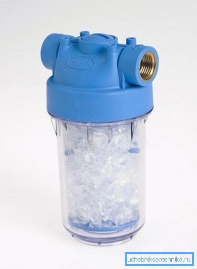 El filtro de ablandador de agua del grifo está lleno de un reactivo parcialmente soluble que se puede agregar a medida que se disuelve. El filtro de ablandador de agua del grifo está lleno de un reactivo parcialmente soluble que se puede agregar a medida que se disuelve.