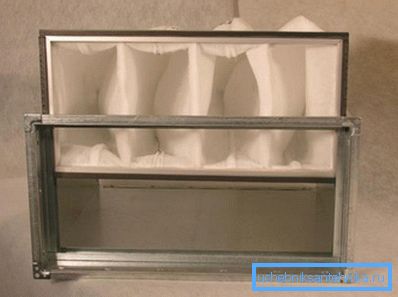 El filtro del sistema de ventilación requiere un reemplazo periódico. El filtro del sistema de ventilación requiere un reemplazo periódico.