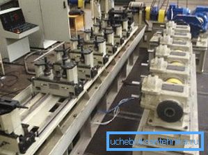 Máquina formadora para la producción de tubos de perfil durante la conformación en frío. Máquina formadora para la producción de tubos de perfil durante la conformación en frío.