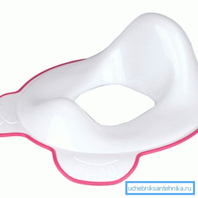 Foto de asiento de inodoro anatómico para un niño. Foto de asiento de inodoro anatómico para un niño.