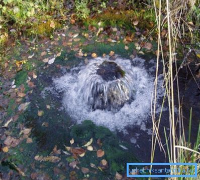 Foto de una fuente de agua saliendo del suelo. Foto de una fuente de agua saliendo del suelo.