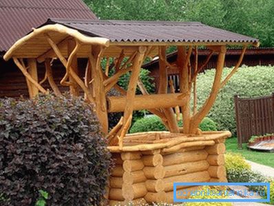 Foto de una fuente de madera decorativa, realizada a mano. Foto de una fuente de madera decorativa, realizada a mano.