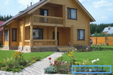 Foto de una casa de madera. Foto de una casa de madera.