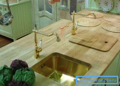 Foto de una mesa de madera debajo del fregadero. Foto de una mesa de madera debajo del fregadero.