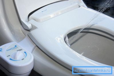 Foto de ducha higiénica incrustada en la funda. Foto de ducha higiénica incrustada en la funda.